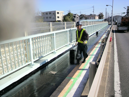 橋面アスファルト防水の様子