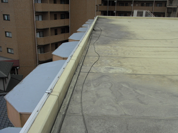 塩ビシート機械固定工法の様子