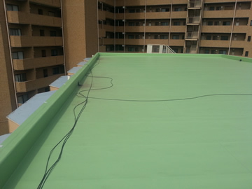 塩ビシート機械固定工法の様子