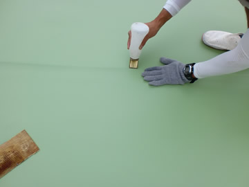 塩ビシート機械固定工法の様子