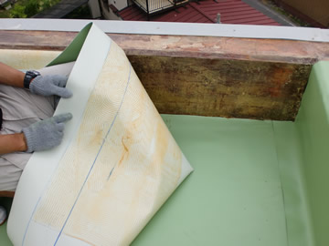 塩ビシート機械固定工法の様子