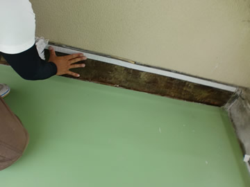 塩ビシート機械固定工法の様子