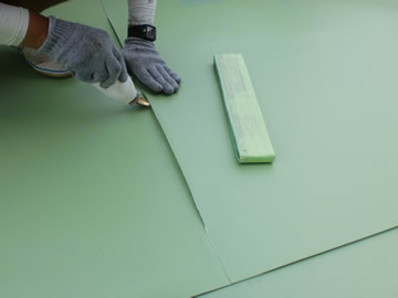 塩ビシート機械固定工法の様子